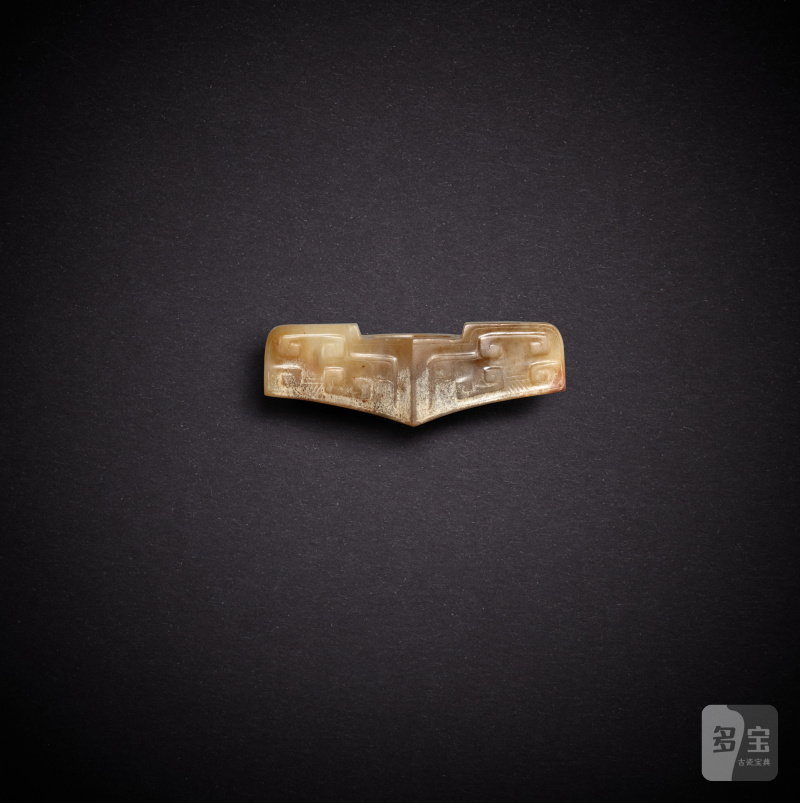 A white and russet jade 'chilong' sword guard, Han dynasty | 漢 白玉螭龍紋劍鐔 - 图2